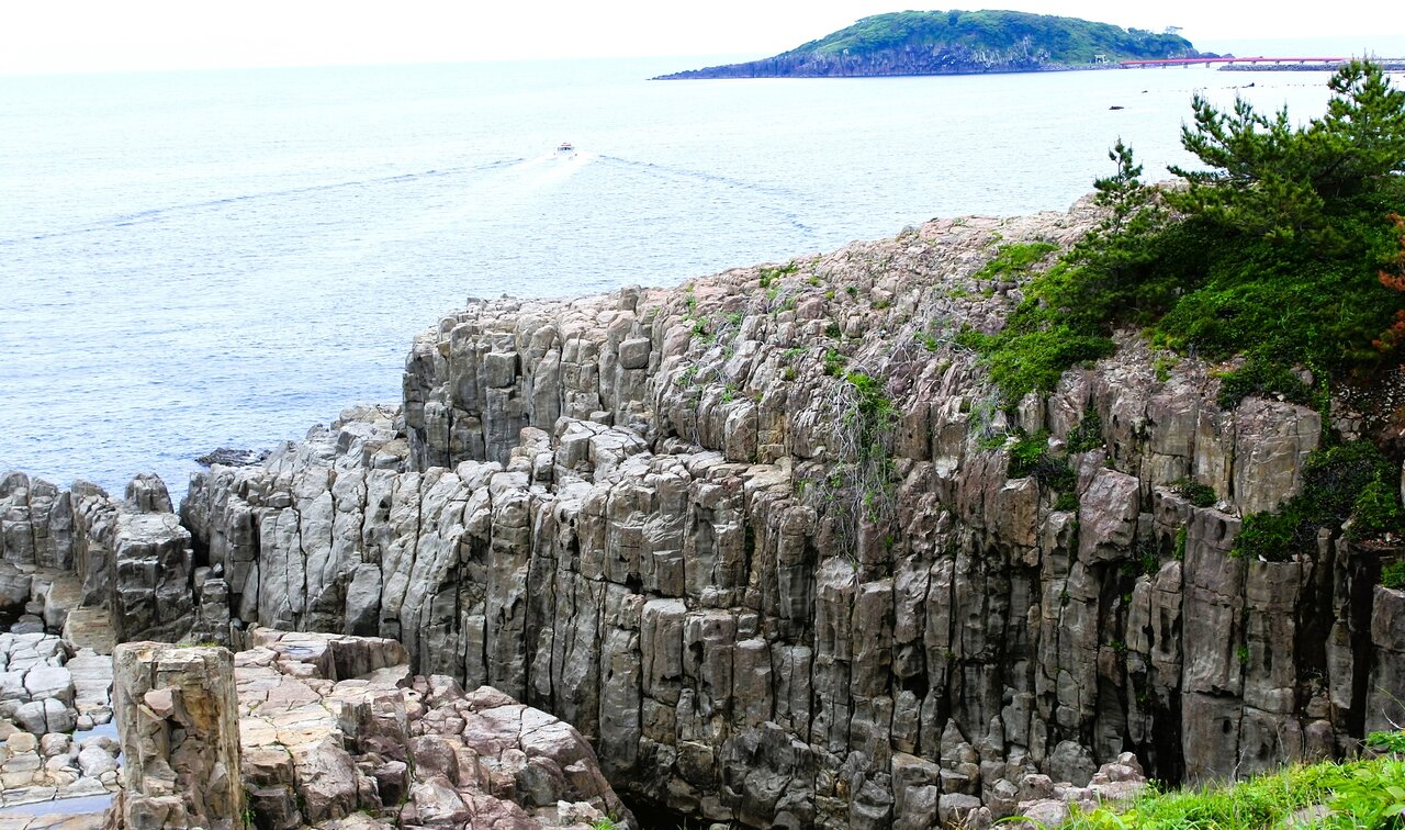 東尋坊は柱状節理が美しい断崖絶壁の海岸 : 旅おじさんの旅日記