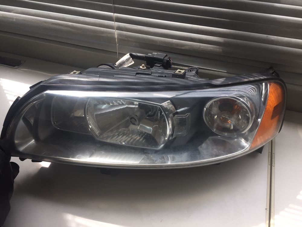 ボルボV70 純正ヘッドライト右側