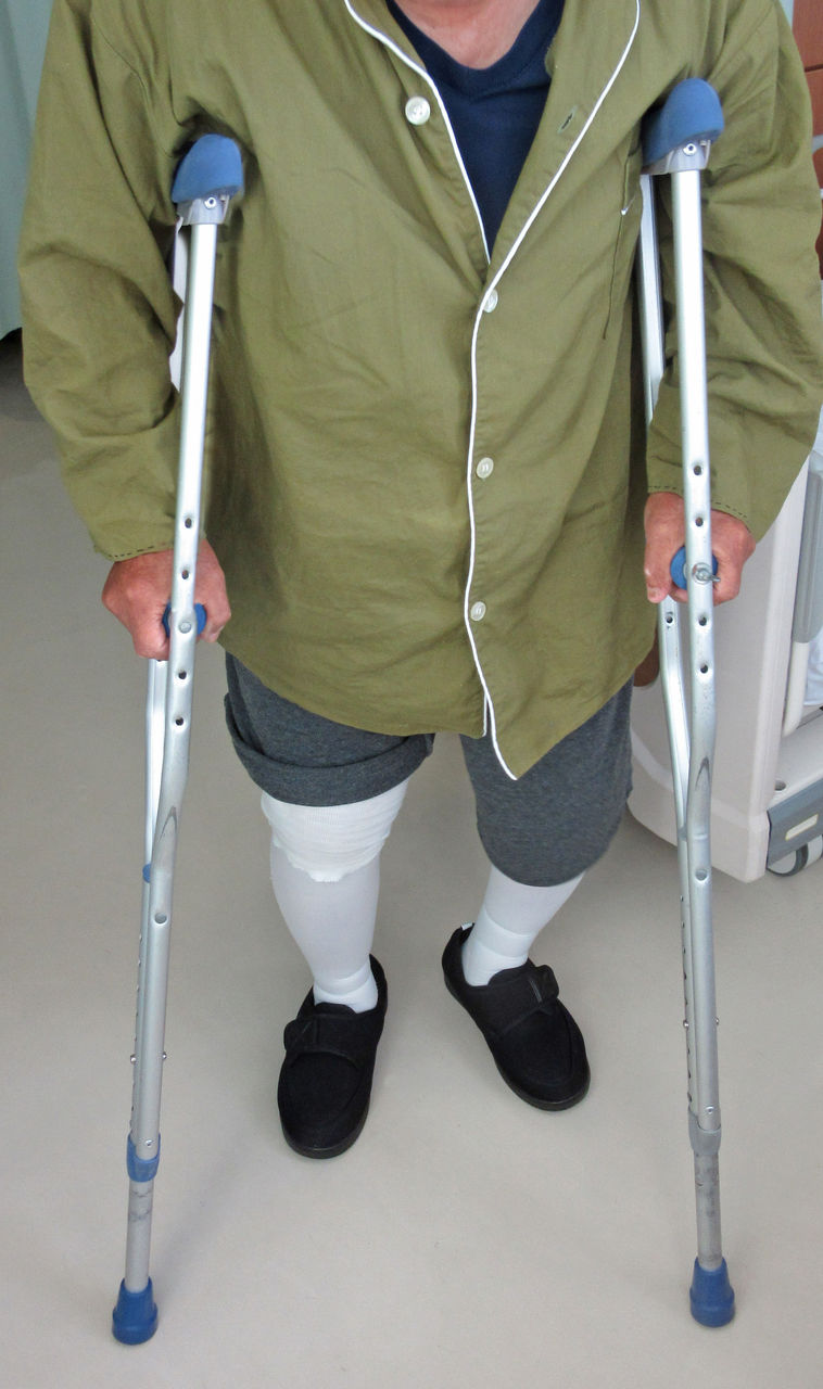 歩行器から松葉杖になった 手術8日後 人工膝関節置換術をうけた70歳代男のブログ