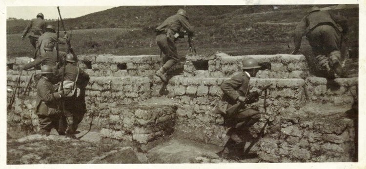 Italian soldier leave trench to assult_1917