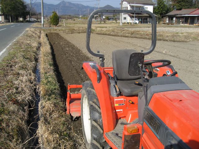 寄せ上げ 片培土機使用 田んぼ作り