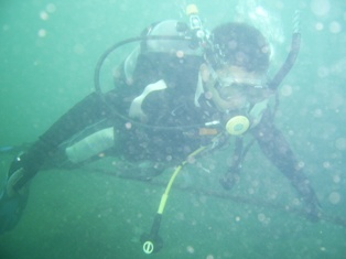 �;������