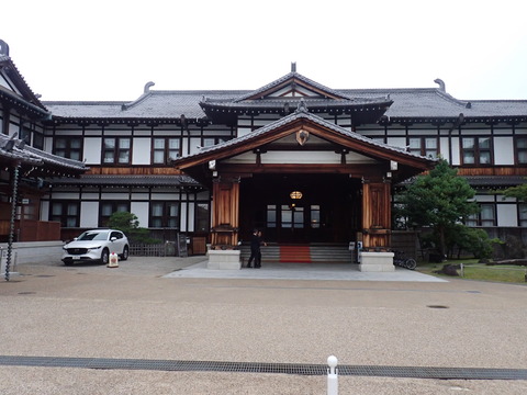 ①P8114601