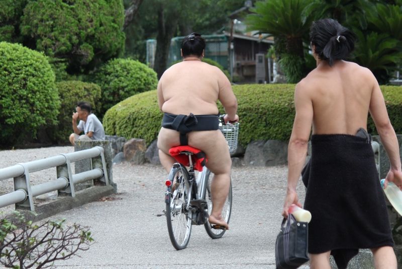 お相撲さんが乗ってる自転車
