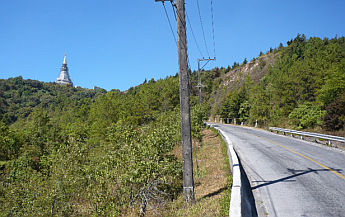 山頂には仏塔