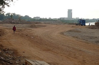 メコン川河川敷は工事中