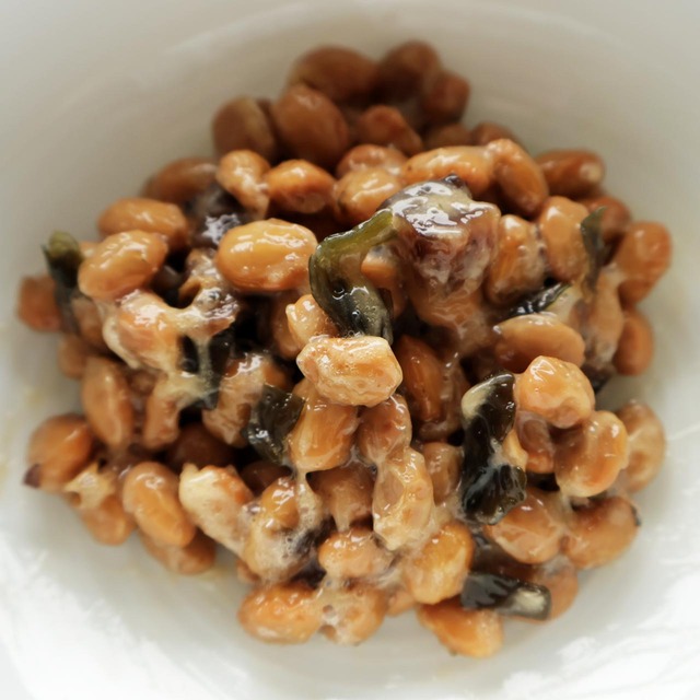 昆布と椎茸小粒納豆 小鉢に盛る