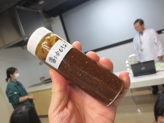 醤油もろみ。これを絞れば醤油ができる