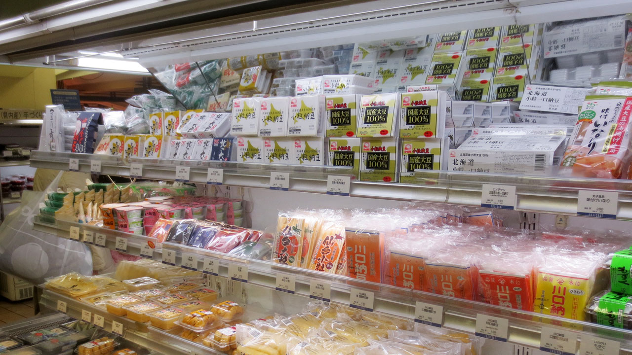 プレミアムな納豆が並ぶ藤崎の納豆棚にクラクラしてしまう 七転納豆