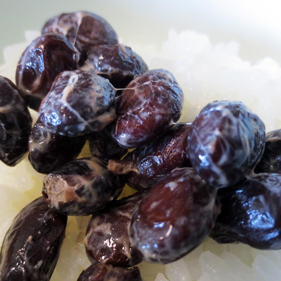 えへへ、いいでしょ。今日は黒豆二色の食べ比べなどしてみたのだ。茨城 