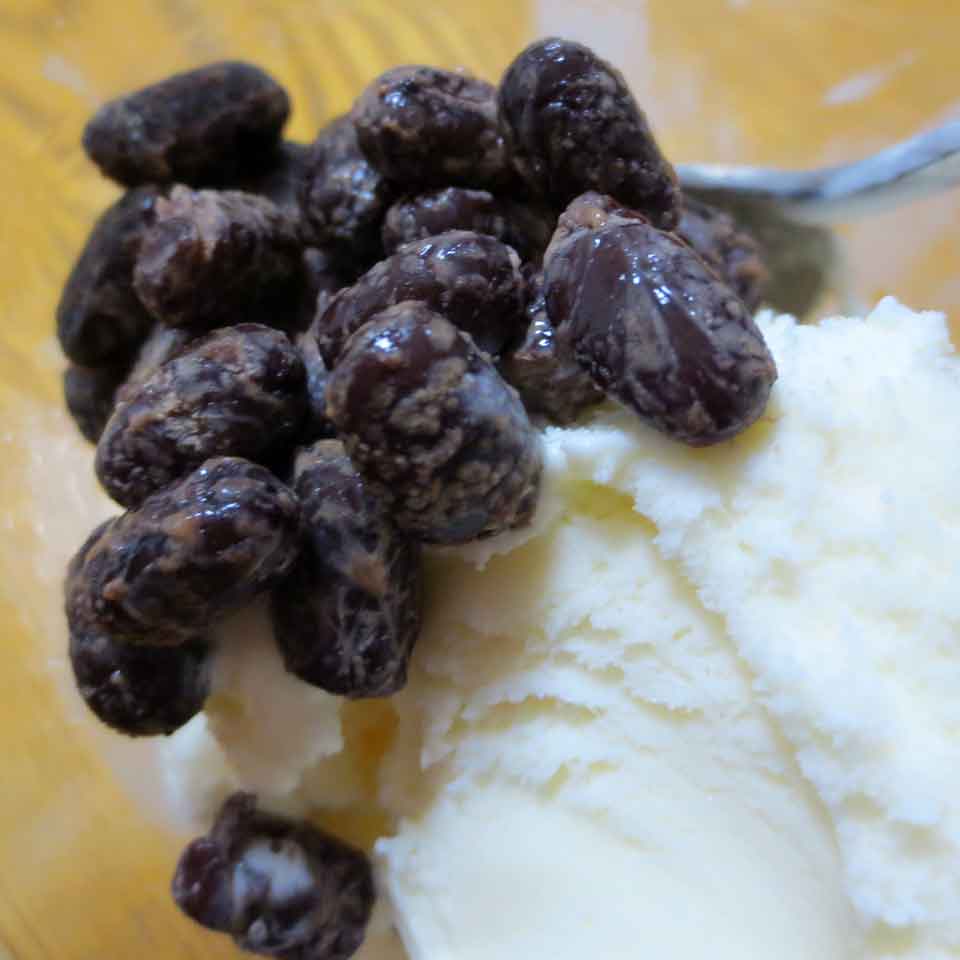 納豆デザート化計画 着々進行中 アイスにあずき納豆 あずき納豆に黒蜜 ついでに 小粒黒豆の黒千石もご相伴だ 七転納豆