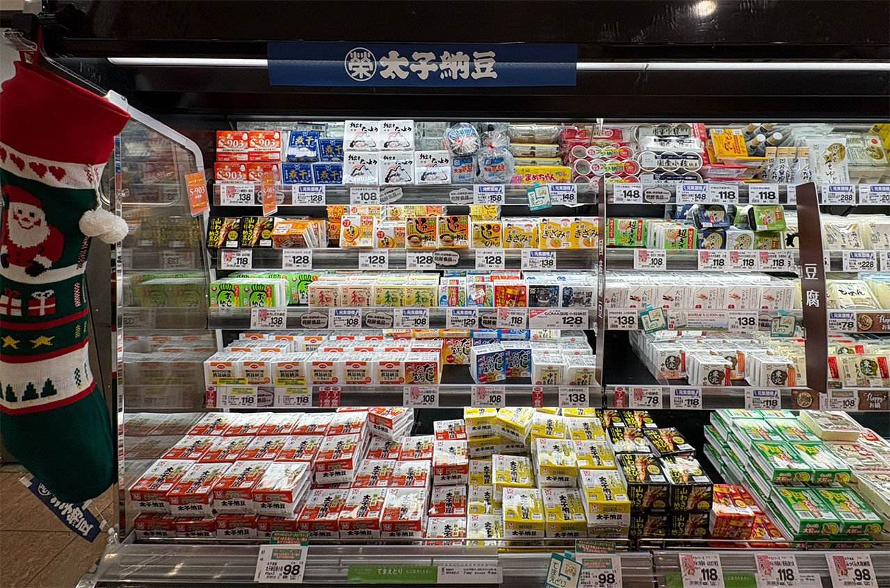 そうか、青森県限定！数量限定！だったのか、この納豆。しかも掛け紙を