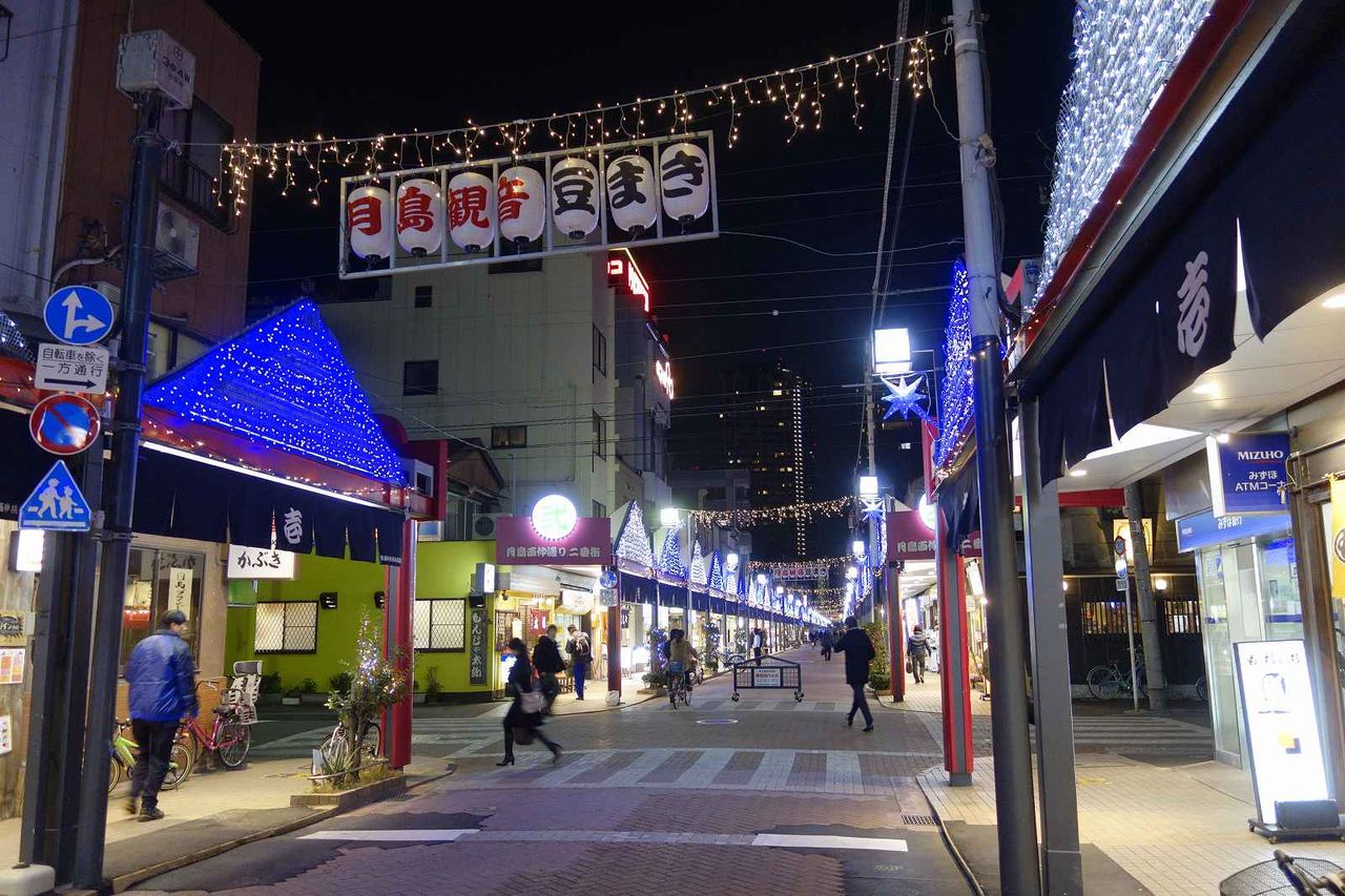 東京都中央区月島 西中通り商店街 通称もんじゃストリート 冬季期間はイルミネーションも照ってオススメ 日本散策ガイド
