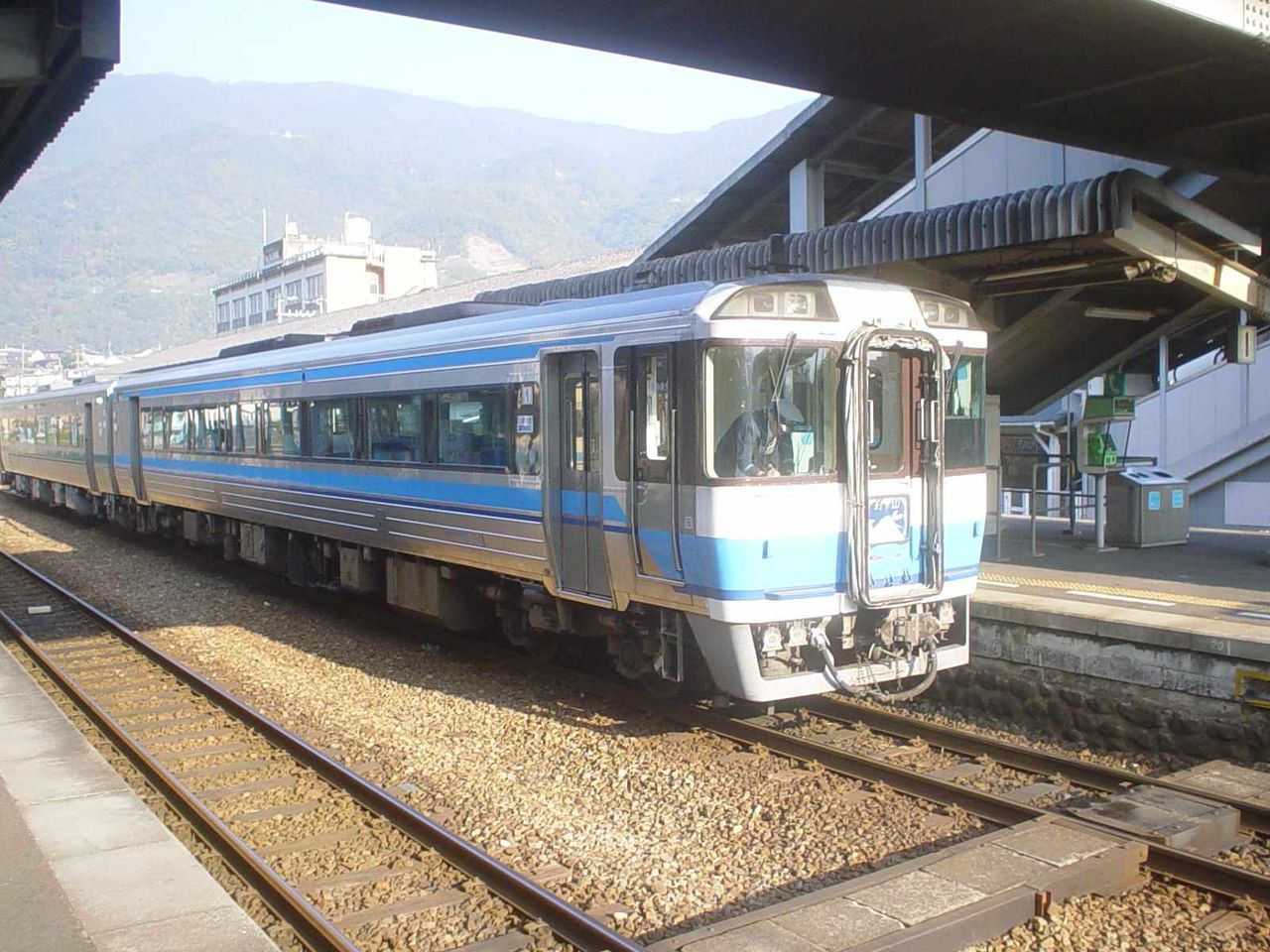 徳島県三好市 死ぬまでに渡りたい世界の徒歩吊り橋10 に選ばれた かずら橋 の縮小模型が駅ホーム内にある阿波池田駅構内の様子 日本散策ガイド