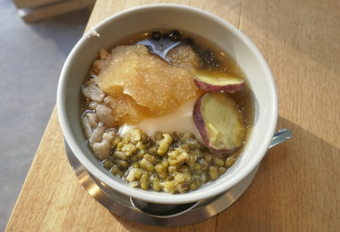 たまに行くならこんな店　初夏前の「東京豆花工房」では、かき氷の要素と豆花を合体させた「氷豆花」がスタート！火照った身体を冷やすのにピッタリなフローズンスイーツでした！