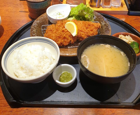 たまに行くならこんな店　三郷中央駅近くの「かつはな亭　三郷中央店」で、ジューシーなウマさのとんかつ定食を食す！