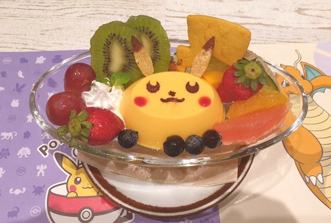たまに行くならこんな店　日本橋高島屋内にある「ポケモンカフェ」で、ピカチュウの「10まんボルト」を食らったからの如く刺激的な「ピカチュウの感電!?ドリンク」を飲み干す！