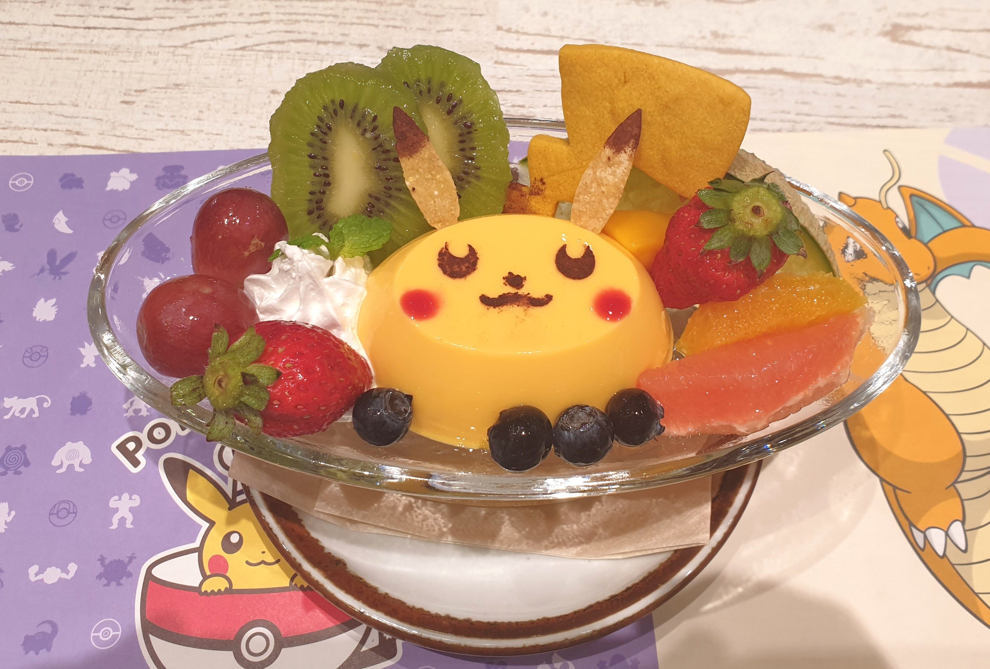 たまに行くならこんな店 日本橋高島屋内にある ポケモンカフェ で ピカチュウの 10まんボルト を食らったからの如く刺激的な ピカチュウの感電 ドリンク を飲み干す メシレポ