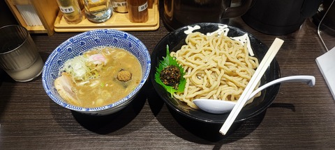 たまに行くならこんな店　つけ麺の名店六厘舎の上野版「六厘舎　上野店」で、濃厚なつけダレに生七味を加えてスカッとしたウマさの「生七味つけめん」を食す！