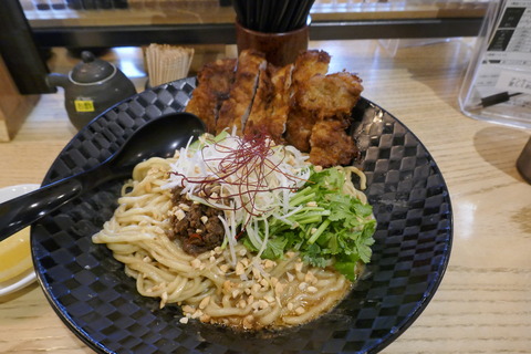 たまに行くならこんな店　松戸駅前の「四川担々麺 どういうわけで、」で、腰のある中太麺にグリーンカレー風味のタレが馴染んだ「汁無し担々麺エスニックなわけで、」を食す！