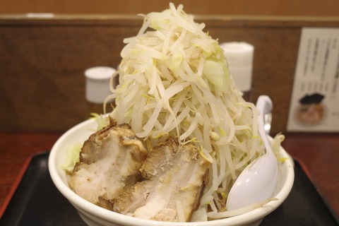 たまに行くならこんな店　いらかという名の「麺屋　甍」で、野菜爆マシな二郎インスパイヤラーメンを食す！