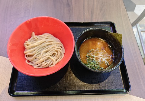 たまに行くならこんな店　新小岩のつけ麺の名店「麺屋一燈」の東京ドーム版の「ラーメン＆酒バル 麺屋一燈 」でディープなつけダレが太麺に絡む「濃厚魚介つけ麺」を食す