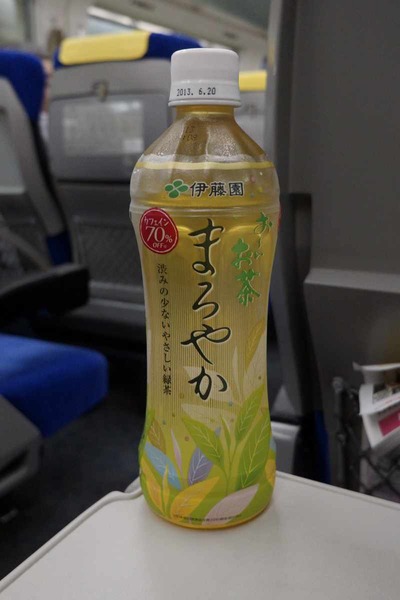 今日の飲み物　通常の煎茶に比べてカフェイン70%OFFで寝る前も安心か？「お～いお茶円やか」