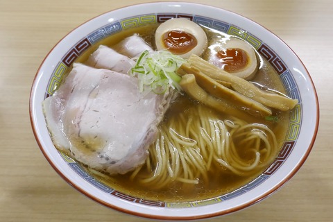 たまに行くならこんな店　八王子の名店を名古屋で楽しめる「煮干鰮らーめん 圓 名古屋大須店」で、上品に煮干しのウマさが味わえる「特製煮干しらーめん」を食す！