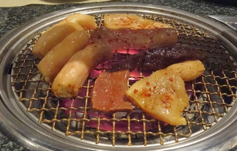 たまに行くならこんな店　街の雰囲気とは裏腹にお肉やホルモンが美味しい「OBalTan JAPAN 上野店」では、量味共に優れたコースが楽しめます