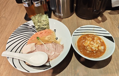 たまに行くならこんな店　船橋駅近くの「つけ麺一頂　船橋店」で、つけダレおよび麺にもガッツリ海老の風味が感じられてメチャウマな「海老濃厚チャーシューつけ麺」を食す！
