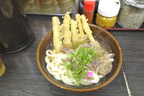 たまに行くならこんな店　小倉駅近くにある「資さんうどん　魚町店」で、柔らかなうどん、香ばしいごぼ天、甘辛く煮た牛肉に激強な旨味の出汁が馴染む「肉ごぼ天」を食す！