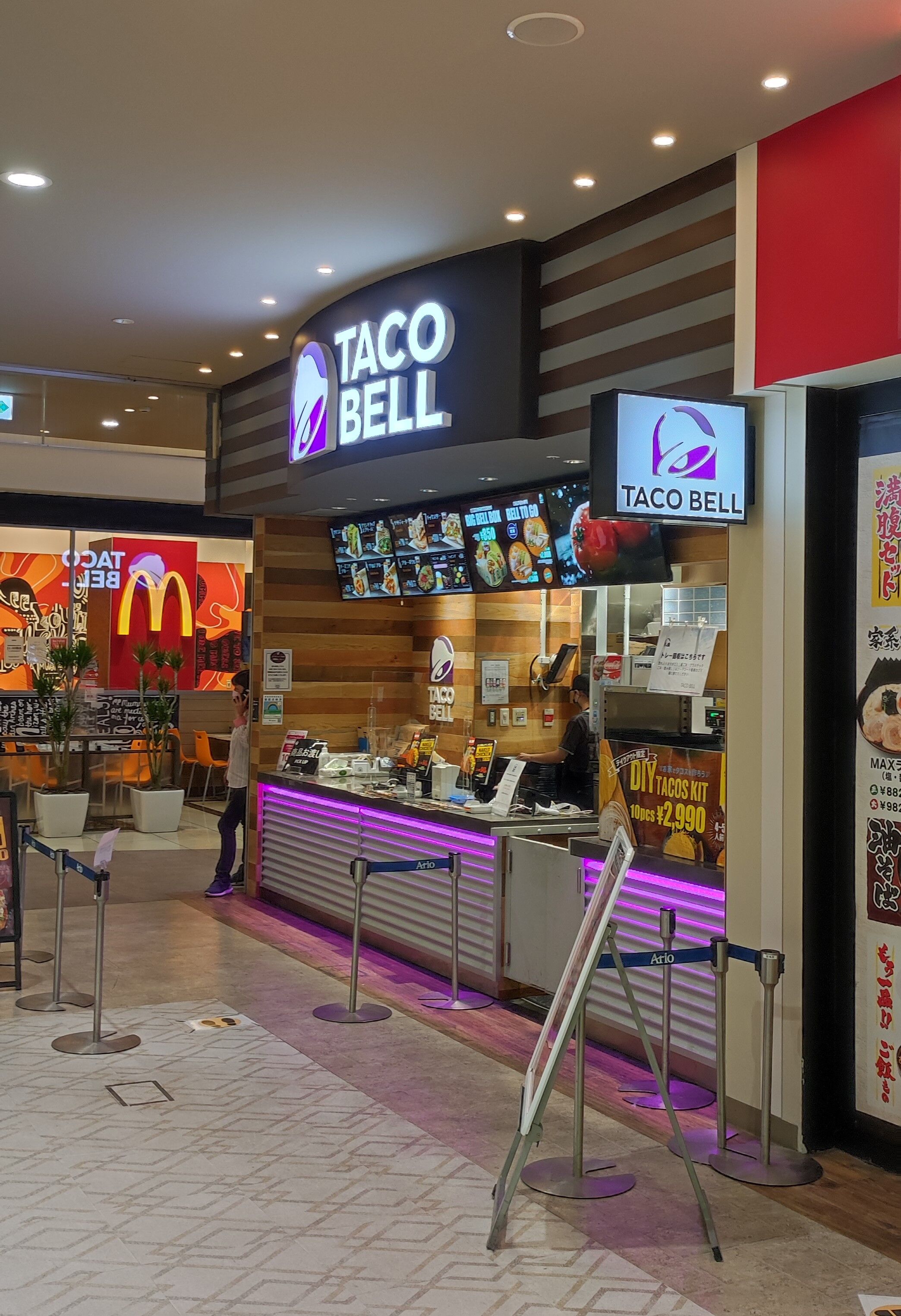 たまに行くならこんな店 新興住宅街な雰囲気を感じる西新井エリアにある タコベル アリオ西新井店 で 熱々ジューシーな ネイキッドチキン タコ を食す メシレポ