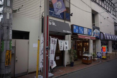 たまに行くならこんな店　ウルトラマン商店街のある祖師ヶ谷大蔵には「四川麺条 香氣 祖師谷大蔵店」というウルトラマンのアラーム色な辛旨な担々麺が楽しめます