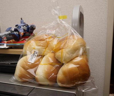 たまに買うならこんな商品　台東区内で伝説のパンと呼ばれるペリカンのパンを食す！「中ロール編」
