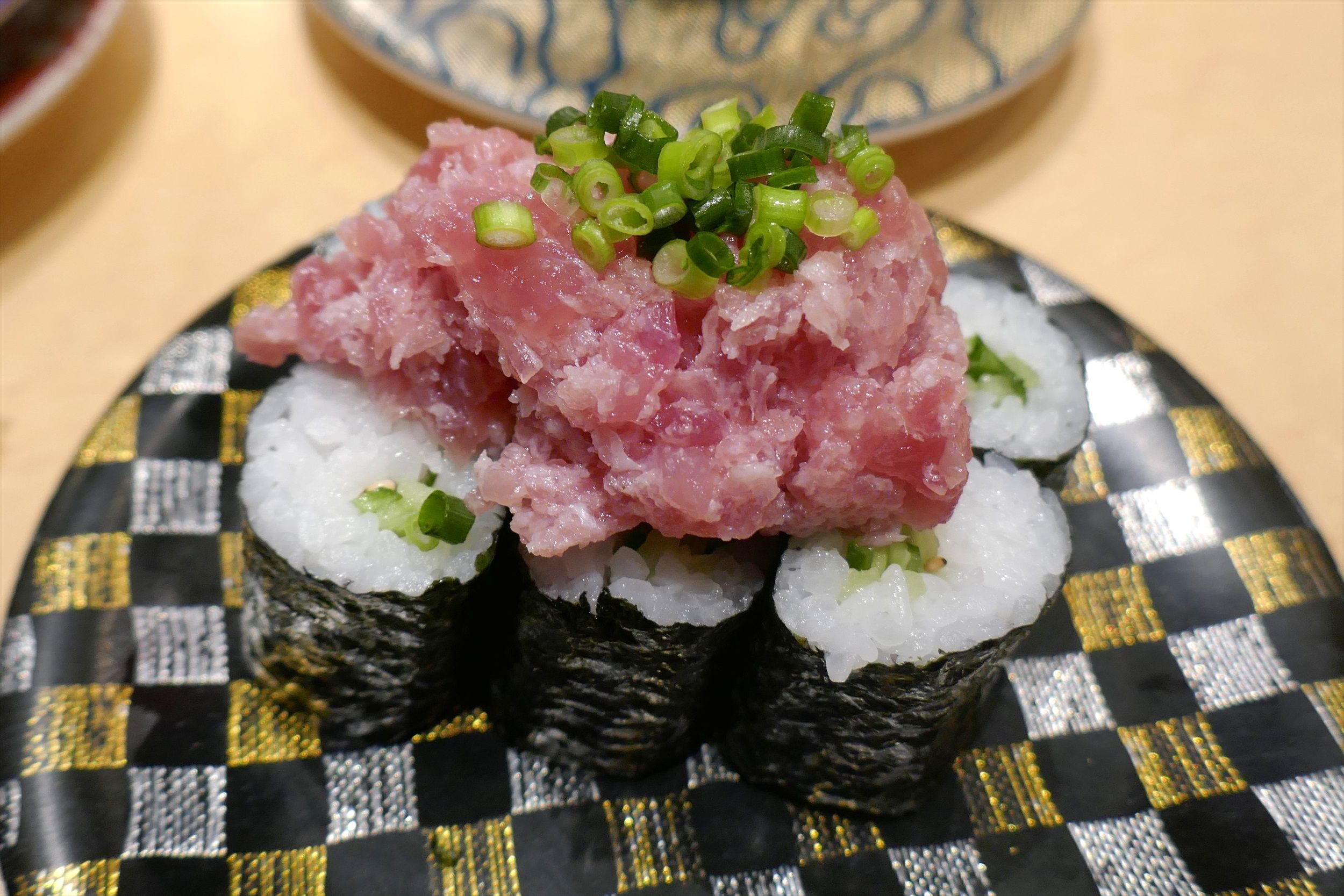 たまに行くならこんな店 函館で人気の観光地なベイエリア付近にある 回転寿司函館まるかつ水産 本店 は 地の魚を使ったお寿司や創作料理がウマイ メシレポ たまに行くならこんな店 函館で人気の観光地なベイエリア付近にある 回転寿司函館まるかつ水産 本店 は 地の魚を使ったお寿司や創作料理がウマイ メシレポ