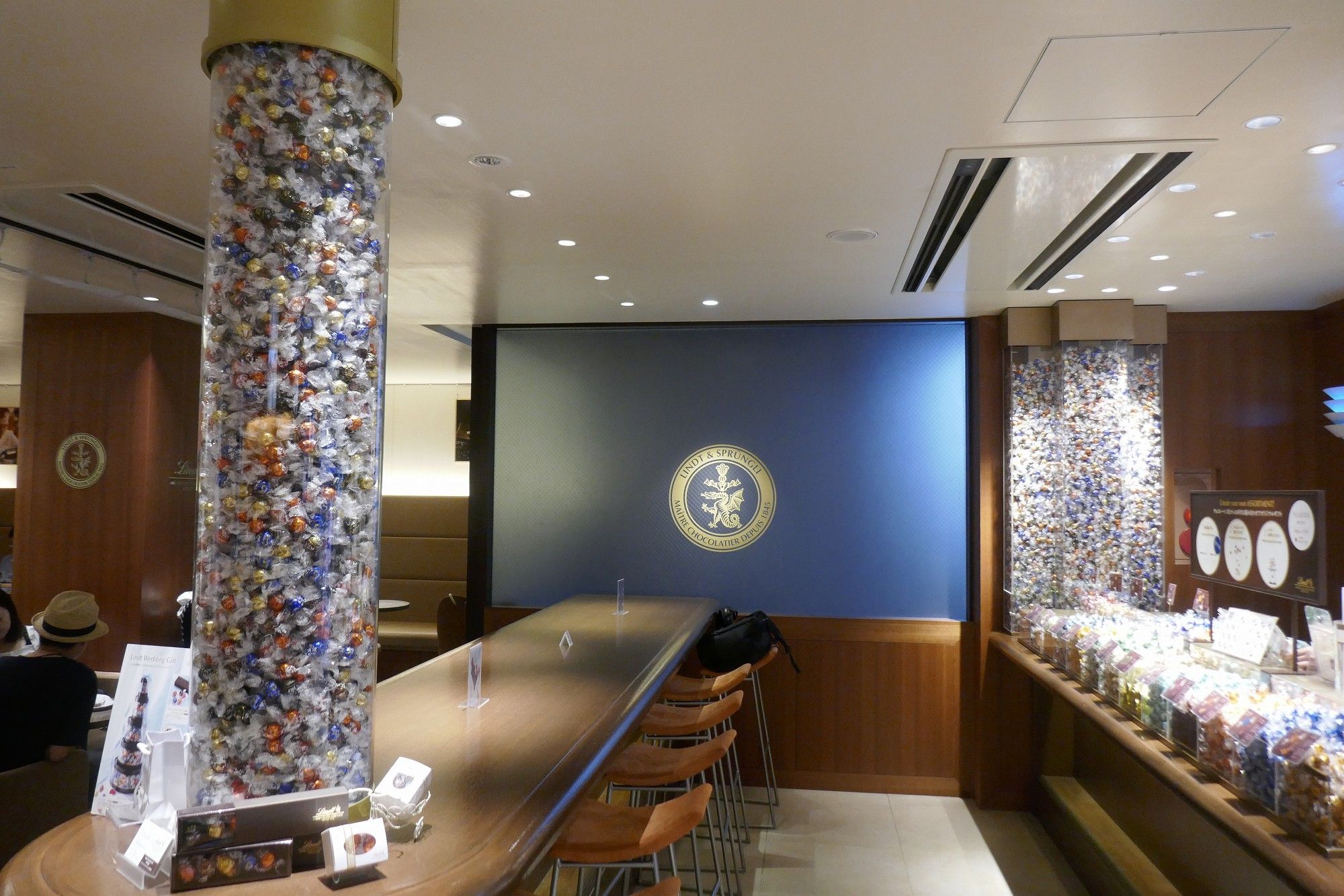 たまに行くならこんな店 久々の リンツショコラカフェ吉祥寺店 で 酸味と甘味のバランスに優れた リンツミルクチョコレートレモンアイスドリンク を飲み干す メシレポ