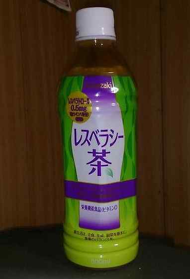 今日の飲み物　このお茶には赤ワイン一杯分のレスベラトロールが添加されているので、川島なお美氏の様に血液がワインになれるかも知れない「レスベラシー茶」