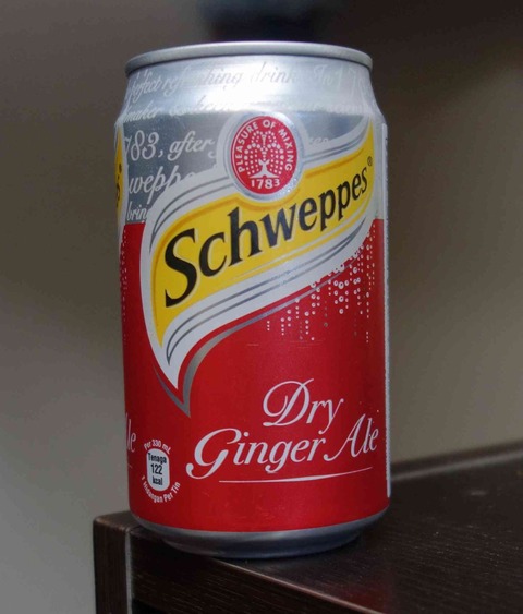 今日の飲み物 Schweppes Dry ginger Aleはシンガポール製でびっくり!味は生姜風味強め&微炭酸でカレカノ風に言うと「風邪ひいた夜は思い出す」味わいです
