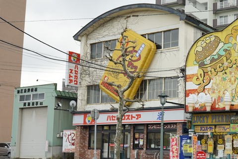 たまに行くならこんな店　「やきとり弁当」が美味しい「ハセガワストア　ベイエリア店」で、旨辛タレの風味が効いたやきとりを食す！