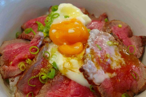 たまに行くならこんな店　南青山のお店へは最近肉番長な雰囲気漂うスイーツ番長も訪れていてビックリな「T'S Grill半蔵門店」はミニマムがぶ丼の様なミートランチがデブリシャスです