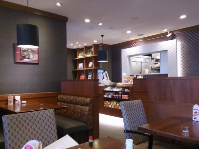 たまに行くならこんな店 神楽坂の坂上にあるファミレス「ロイヤルホスト神楽坂店は」商談客と昼下がりのカフェを楽しむ客が多しです