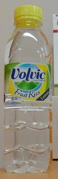 今日の水　volvic from france fruit kiss lemon