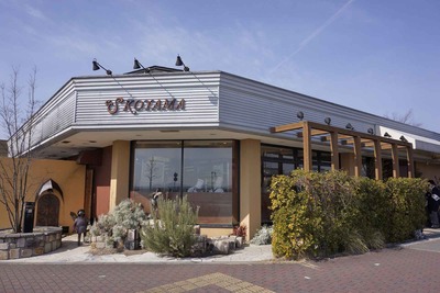 たまに行くならこんな店 ウッディタウンの盟主「es KOYAMA」は、行列の嫌いな関西人も思わず並んでしまう位のコヤマロールを始めとしたぐう旨スイーツがいっぱいです