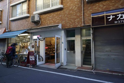 たまに行くならこんな店　尻繋がりネタで、名水遊戯は沢尻エリカの尻を狙わず近くに湧水がある池尻大橋で人気の「TORO PAN TOKYO」の尻を追いかける様に店へ入った