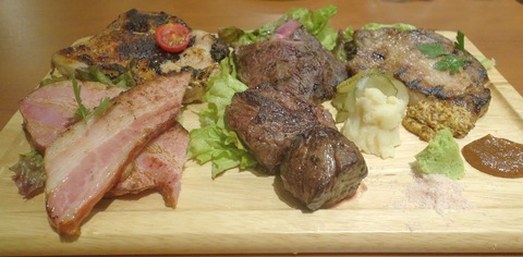 たまに行くならこんな店　肉バルの料理が色々と大集結して楽しめる「肉系居酒屋 肉十八番屋 人形町店」は、小伝馬町駅と人形町駅の狭間にある期待の新店です