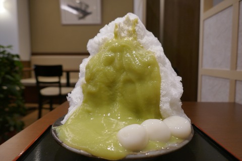 たまに行くならこんな店　天然氷はやはり別格に美味しいと気がついた「志むら」で、そら豆をずんだ状にペーストにした餡と天然水がコラボした「そら豆ずんだかき氷」を食す