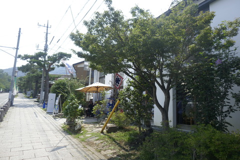 たまに行くならこんな店　天然氷かき氷が楽しめる「阿左美冷蔵　登山口店」で、甘酸っぱいいちご、甘くフルーティな香りこだまするメロンの風味が効いた「いちご＆メロン」を食す！