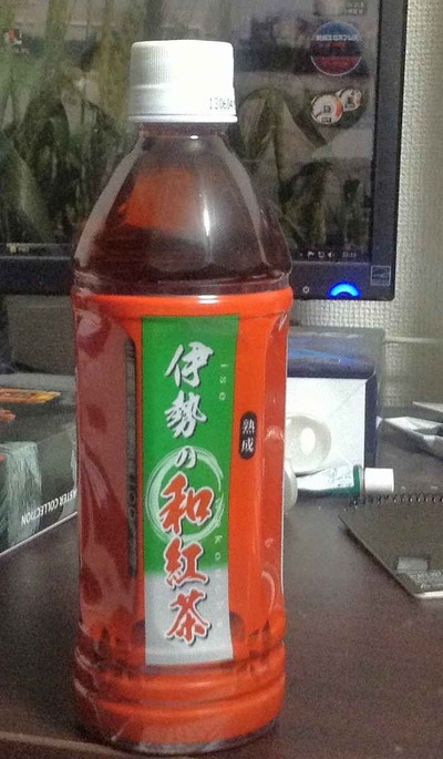 今日の飲み物 三重県には日本産の珍しい紅茶用の茶葉を使った「伊勢の和紅茶」は華やかな香りと飲みやすさを両立させて美味しい