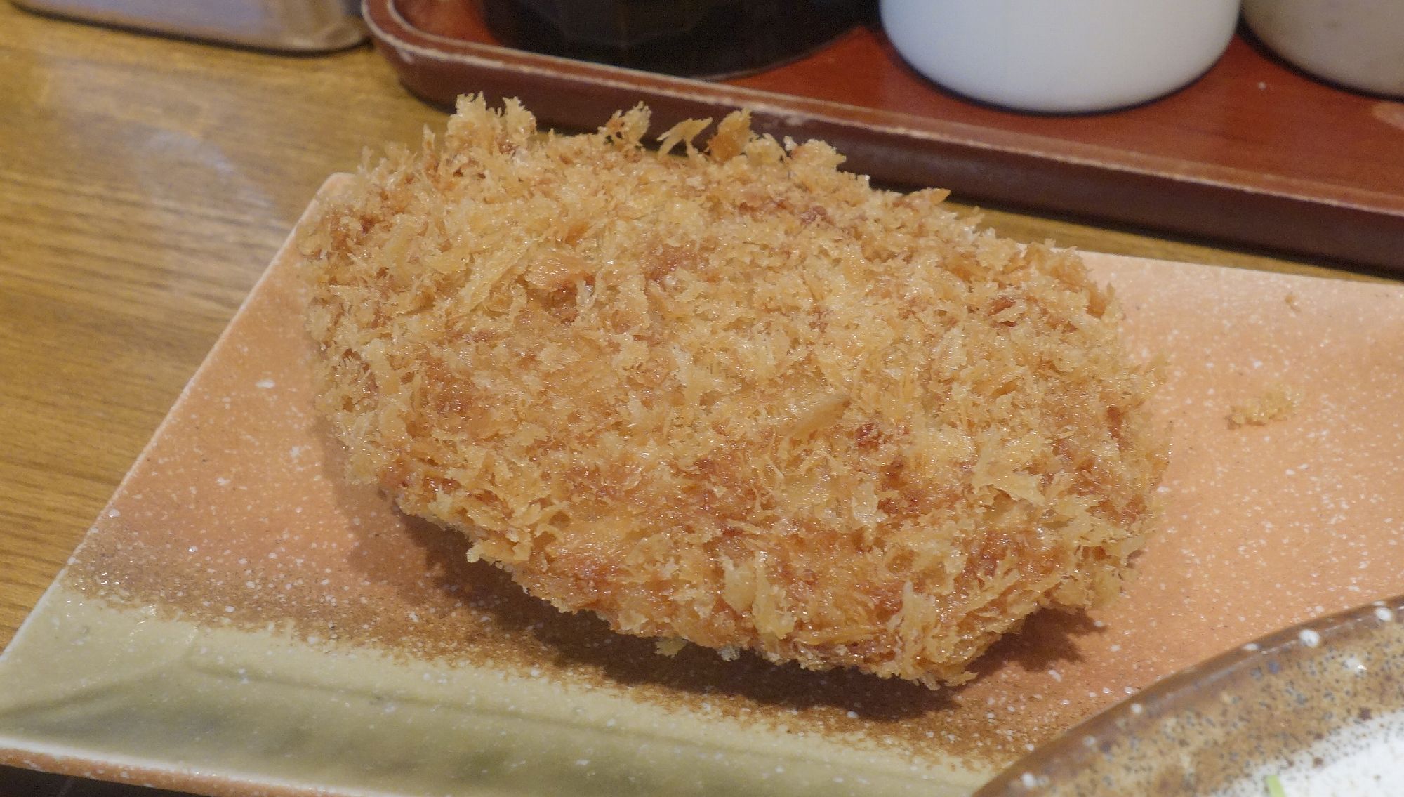 たまに行くならこんな店 神保町駅チカで牛かつが楽しめる 牛かつ勝っちゃん では 旨味たっぷりな牛かつと肉汁滴るメンチカツが同時に楽しめます メシレポ
