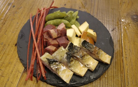 たまに行くならこんな店　野毛の飲み屋街の入口付近にある「牛串魚串　野毛ザウルス」で、煮込み、串、こぼれ寿司に至るまでハズさない料理を食す！